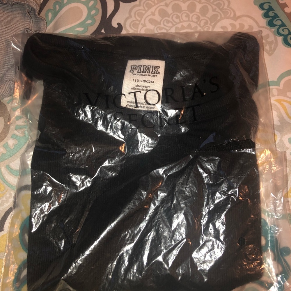 BLACK NWT VS Pink SHORT SLEEVE RUFFLE EDGE Tee